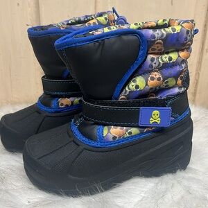 Little boys size 11 Athletich snow boots. Skulls pattern. Like new. Black & blue